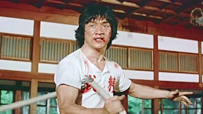 Ilustrasi aksi Jackie Chan di Film laga New Fist of Fury. [Int]